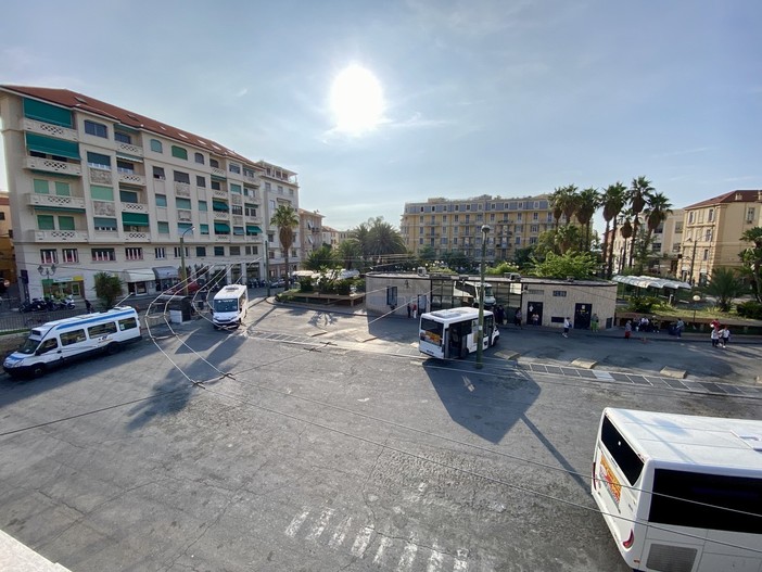 Bus soppressi e nessun avviso in autostazione a Sanremo: la protesta di un lettore contro i disservizi di Riviera Trasporti