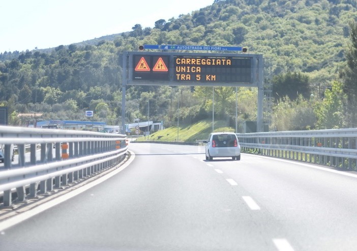 Migranti a piedi sull'autostrada tra Sanremo e Bordighera: transito regolare ma fenomeno in aumento Migranti a piedi sull'autostrada tra Sanremo e Bordighera: transito regolare ma fenomeno in aumento