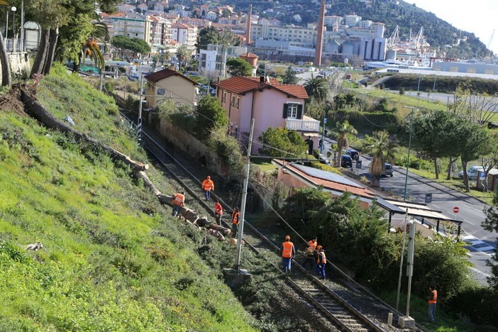 Vento forte di stanotte: divelte le linee aeree della ferrovia a Porto Maurizio, treni fermi tra Taggia ed Andora