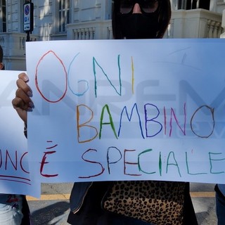 La protesta degli assistenti scolastici davanti al Comune di Sanremo La protesta degli assistenti scolastici davanti al Comune di Sanremo