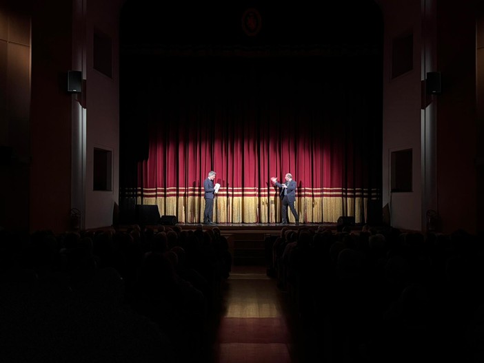 Ventimiglia, posti esauriti e applausi calorosi per “Capitol’ho”: sold out per Ale e Franz (Foto)