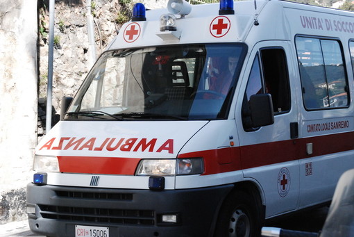 Imperia: incidente sulla Statale 28, grave frattura ad una gamba per un centauro