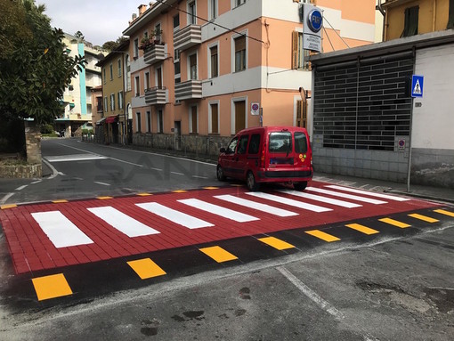 L'attraversamento pedonale rialzato di via Legnano