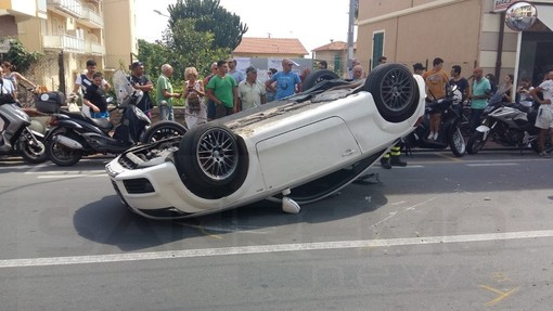 Bordighera: auto si capotta sull'Aurelia, intervento dei soccorritori e conducente in ospedale con lievi ferite (Foto) Bordighera: auto si capotta sull'Aurelia, intervento dei soccorritori e conducente in ospedale con lievi ferite (Foto)