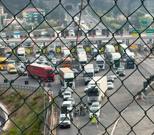 A10, coda di 2 km tra Bordighera e Ventimiglia: autostrada chiusa alcuni minuti per migranti diretti verso la Francia A10, coda di 2 km tra Bordighera e Ventimiglia: autostrada chiusa alcuni minuti per migranti diretti verso la Francia