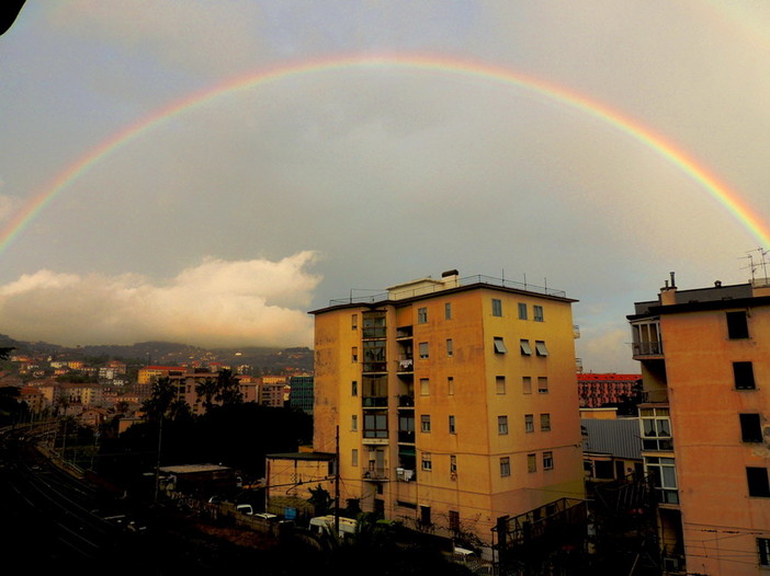 Imperia: splendido arcobaleno ieri dopo la pioggia, le foto della nostra lettrice Giada Vergoli