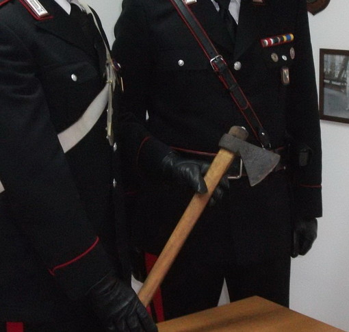 Ventimiglia: girano con un'ascia in macchina per la città, fermati 5 francesi della Provenza Ventimiglia: girano con un'ascia in macchina per la città, fermati 5 francesi della Provenza