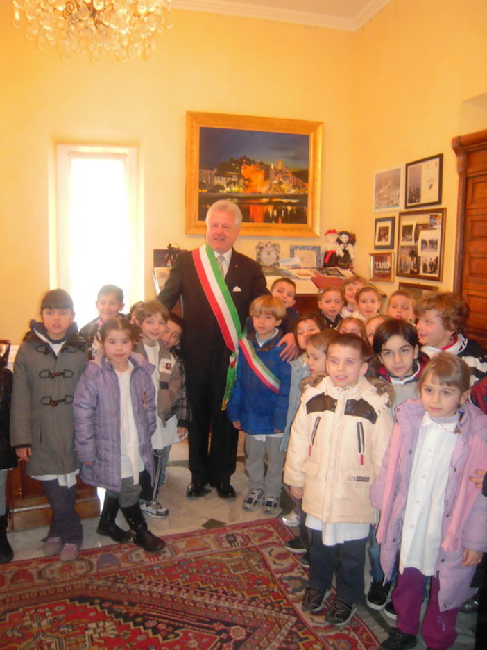 Ventimiglia: la visita dei bimbi della 'Santa Marta' oggi dal Sindaco Scullino Ventimiglia: la visita dei bimbi della 'Santa Marta' oggi dal Sindaco Scullino