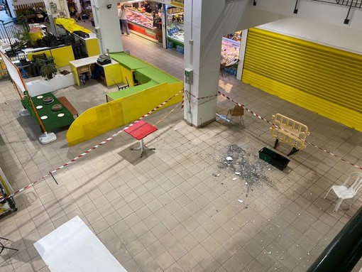 Il crollo dell'intonaco all'interno del mercato di Bordighera