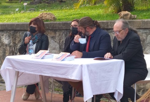 Sanremo: consegnato all'associazione 'aMarti' l'incasso benefico del libro “Quando le parole attendono sull'uscio” Sanremo: consegnato all'associazione 'aMarti' l'incasso benefico del libro “Quando le parole attendono sull'uscio”