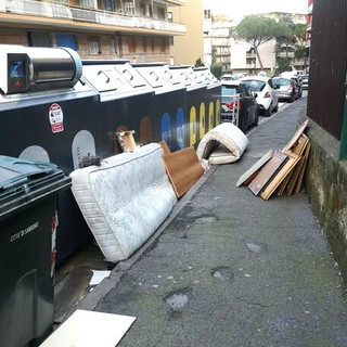 Sanremo, abbandono selvaggio di rifiuti: materassi e legni accanto alle nuove ecoisole nonostante i centri disponibili (Foto)