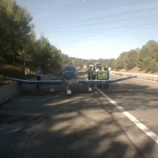 Aereo da turismo in avaria atterra sull'Autostrada in Costa Azzurra: incolumi gli occupanti Aereo da turismo in avaria atterra sull'Autostrada in Costa Azzurra: incolumi gli occupanti