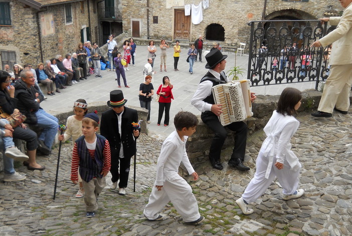 Apricale: aspettando il Teatro della Tosse, martedì prossimo, spettacoli teatrali itineranti Apricale: aspettando il Teatro della Tosse, martedì prossimo, spettacoli teatrali itineranti