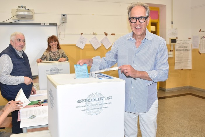 Sanremo: aperti alle 15 i seggi, ultimo voto da sindaco per Alberto Biancheri in coda in via Panizzi (Foto) Sanremo: aperti alle 15 i seggi, ultimo voto da sindaco per Alberto Biancheri in coda in via Panizzi (Foto)