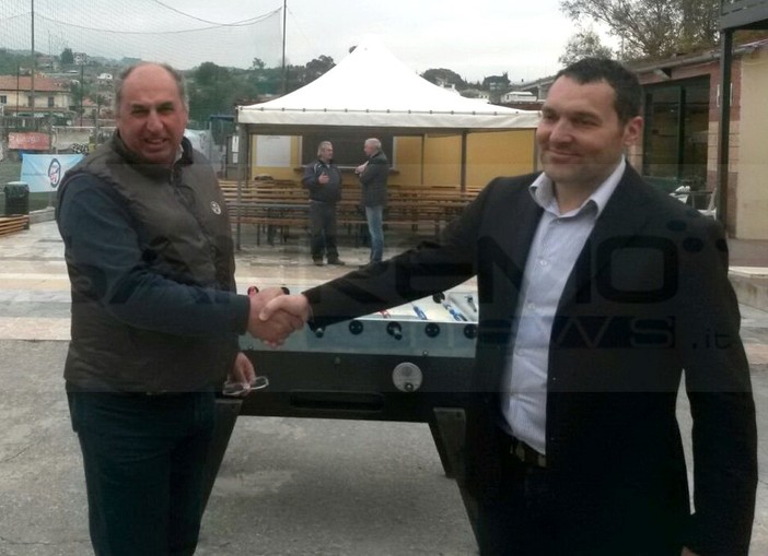 Stretta di mano tra Fabrizio Gramondo e Roberto Bonavia