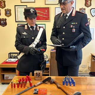 Sanremo: aveva in casa un fucile ed una pistola lanciarazzi, 50enne arrestato dai Carabinieri (Foto)