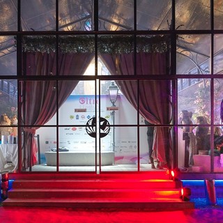 Sanremo 2023: i cantanti intervistati dalle RadioMediaset e le caleidoscopiche opere artistiche di Filippo Bragatt