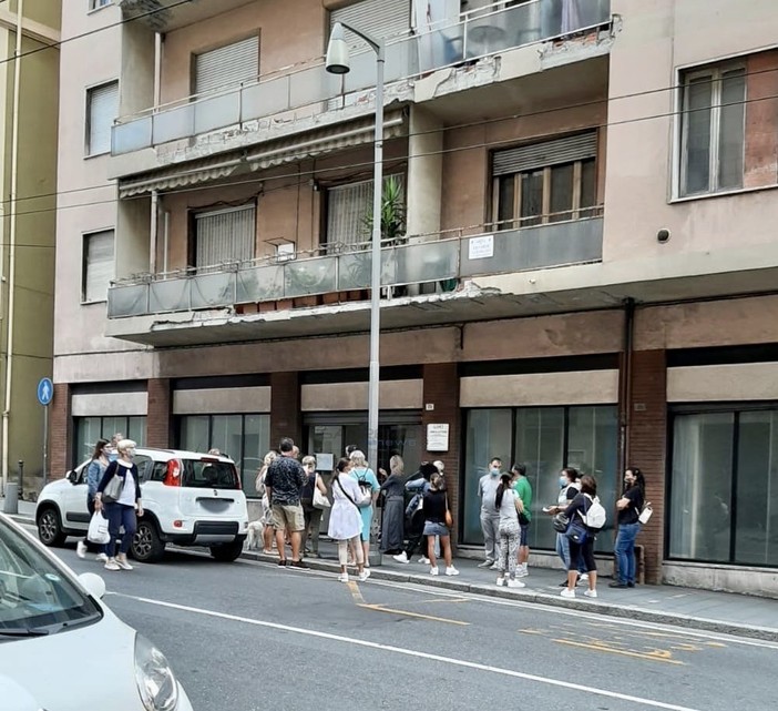 La coda davanti al laboratorio Asl di via Fiume