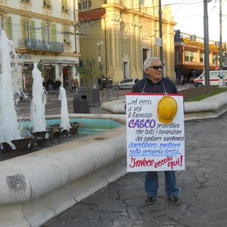 Sanremo: operai nei cantieri senza protezione, la singolare protesta dell'uomo sandwich Alfredo Schiavi