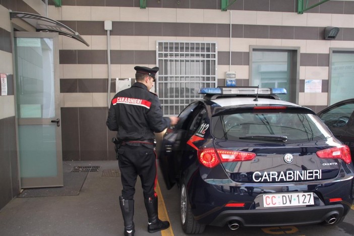 Sanremo, 31enne cade dal monopattino e aggredisce i sanitari che lo stavano medicando: arrestato dai Carabinieri Sanremo, 31enne cade dal monopattino e aggredisce i sanitari che lo stavano medicando: arrestato dai Carabinieri
