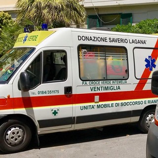 Ventimiglia: 79enne di Piacenza rischia di annegare di fronte alla spiaggia libera, portato in ospedale