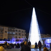 L'albero di Natale installato l'anno scorso in piazza Colombo