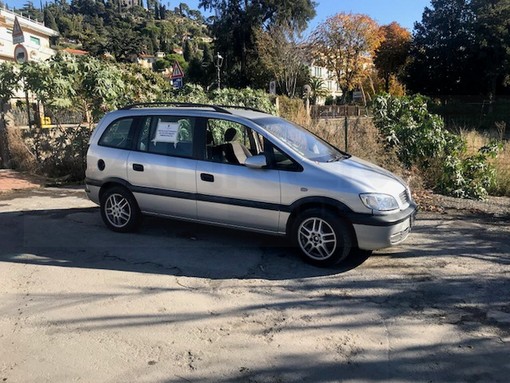 Bordighera: auto abbandonata da tempo sulla via Romana, senza targhe e probabilmente rubata (Foto) Bordighera: auto abbandonata da tempo sulla via Romana, senza targhe e probabilmente rubata (Foto)