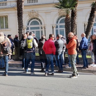 Sanremo: assemblea 'di strada' al Casinò, i dipendenti dei tavoli verdi confermano "Sciopero a oltranza" (Foto)
