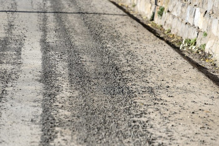 Sanremo: i pericoli dell'asfalto in via Ariosto, da San Bartolomeo e San Giacomo chiedono un intervento (Foto)
