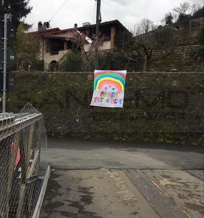 Mattia utilizza il nuovo ponte di Rocchetta Nervina per sperare nel futuro, ecco il suo #andratuttobene (Foto)