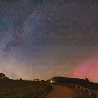 Sanremo: lo spettacolo dell'aurora boreale fotografato da Edward Gazzano a Monte Bignone