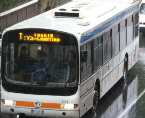 Sanremo: la figlia arriva spesso in ritardo a scuola per i problemi dei bus, mamma chiede spiegazioni
