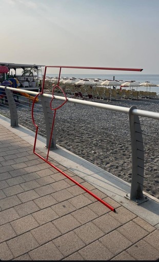 Vallecrosia, vandalizzata l'opera dell'artista Andrea Iorio installata sul lungomare Vallecrosia, vandalizzata l'opera dell'artista Andrea Iorio installata sul lungomare