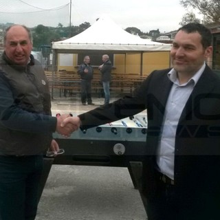 Stretta di mano tra Fabrizio Gramondo e Roberto Bonavia