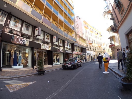 Sanremo: rubano vestiti all'interno dell'OVS ma vengono 'pizzicati' da un addetto alla sicurezza in borghese