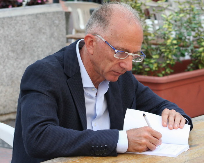 Imperia: domani sera alle 21 la presentazione del libro ‘Le trecce di Tosca’ di Amedeo Casella Imperia: domani sera alle 21 la presentazione del libro ‘Le trecce di Tosca’ di Amedeo Casella