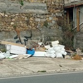 Sanremo: nuova discarica abusiva in via Padre Semeria, immondizia e scarti di materiali edili (Foto)