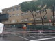 Maltempo sul Ponente: albero pericolante e zona transennata nel parcheggio dell'ospedale di Imperia