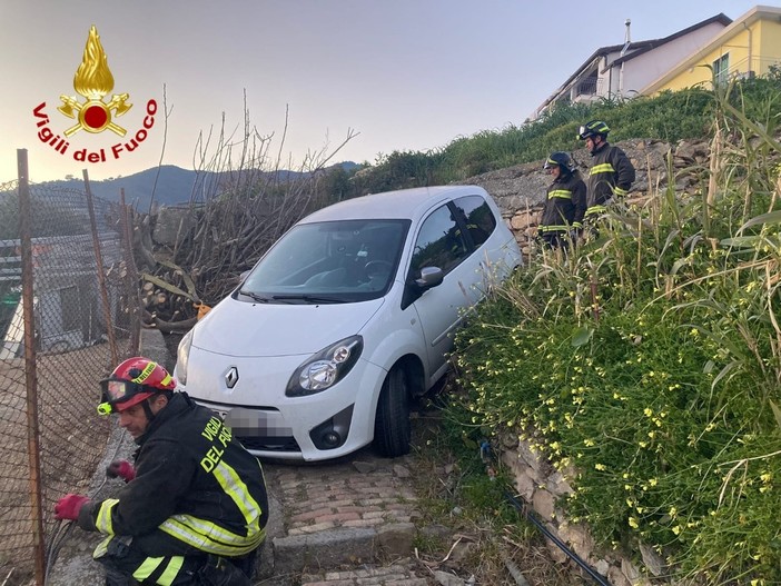 Sanremo: segue il navigatore che lo porta in una mulattiera, auto fuori strada a San Lorenzo (Foto) Sanremo: segue il navigatore che lo porta in una mulattiera, auto fuori strada a San Lorenzo (Foto)