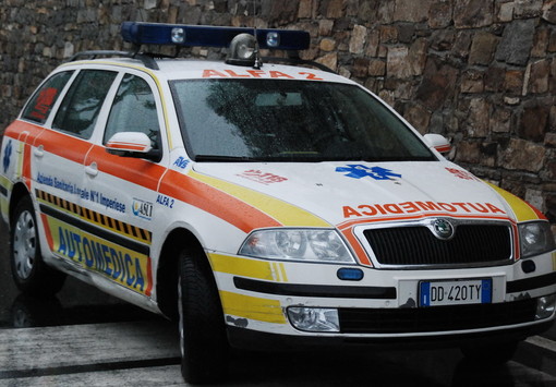 Sanremo: 50enne cade con lo scooter in corso Mazzini, portato in ospedale con una frattura