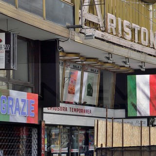 Sanremo: in un mese e mezzo dal Festival alla chiusura, oggi l'Ariston però espone il tricolore (Foto)
