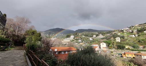 Transitata quasi completamente la perturbazione: ecco lo spettacolo dell'arcobaleno in cielo (Foto) Transitata quasi completamente la perturbazione: ecco lo spettacolo dell'arcobaleno in cielo (Foto)