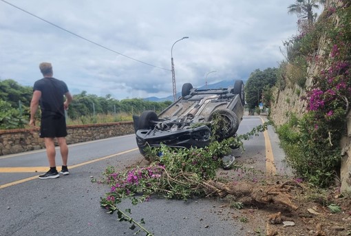 Sanremo: si capotta con l'auto in corso Mazzini, 44enne in codice giallo all'ospedale 'Borea' (Foto)