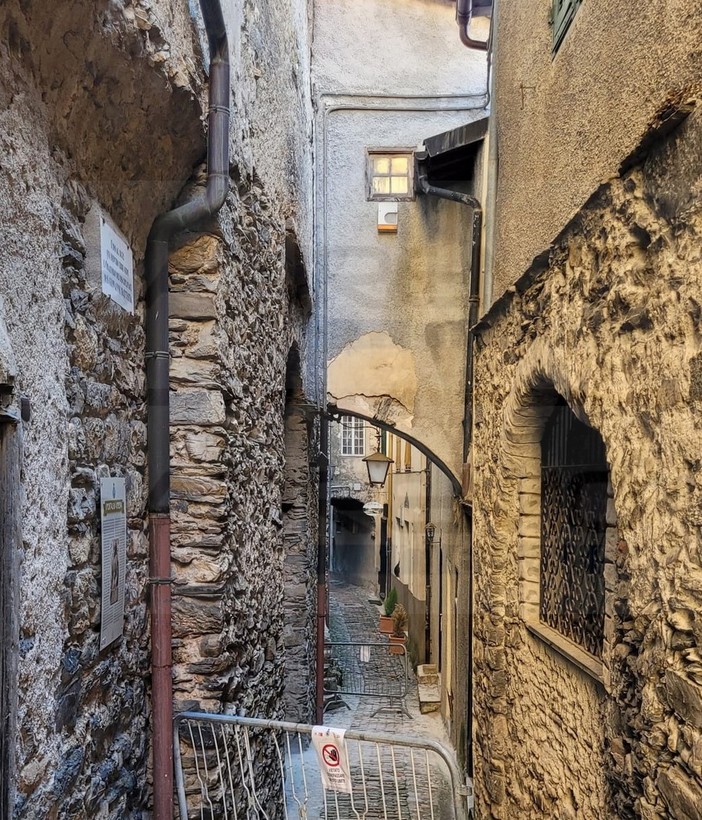 Triora: dopo il rischio crollo messo in sicurezza l'arco di via Giauni, revocata l'ordinanza dal sindaco Triora: dopo il rischio crollo messo in sicurezza l'arco di via Giauni, revocata l'ordinanza dal sindaco