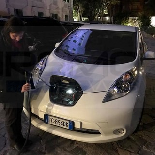 Un viaggio in auto elettrica da Torino a Sanremo: ma nella città dei fiori mancano le colonnine di 'ricarica' (Foto)