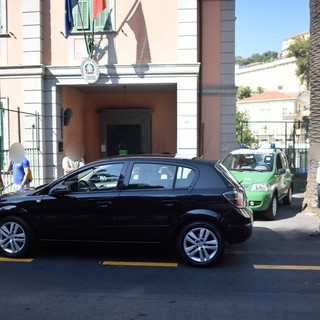 Sanremo: auto blocca una vettura del Corpo Forestale in via Dante Alighieri, interviene la Municipale