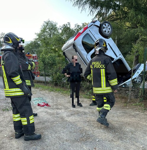 Dolceacqua: perde il controllo dell'auto, cade da un muro si ribalta sulla Provinciale. Ferito un 25enne (Foto)