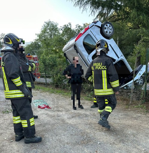 Dolceacqua: perde il controllo dell'auto, cade da un muro si ribalta sulla Provinciale. Ferito un 25enne (Foto) Dolceacqua: perde il controllo dell'auto, cade da un muro si ribalta sulla Provinciale. Ferito un 25enne (Foto)