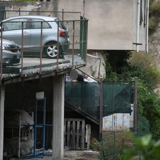 Sanremo: 70enne vive in un anfratto in condizioni igienico-sanitarie pessime, intervento di Carabinieri, Vvf e Croce Rossa (Foto)
