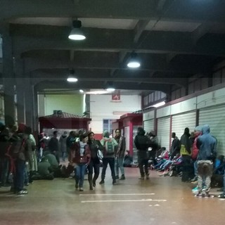 L'inizio dell'assemblea sotto la pioggia